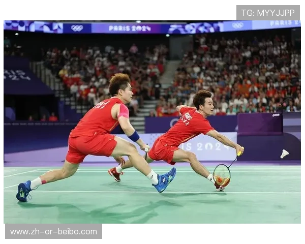 羽毛球男双强力扣杀